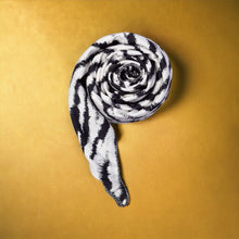 Foulard Blanca Oscuro Accessoire Signé L Blanc et noir Satiné